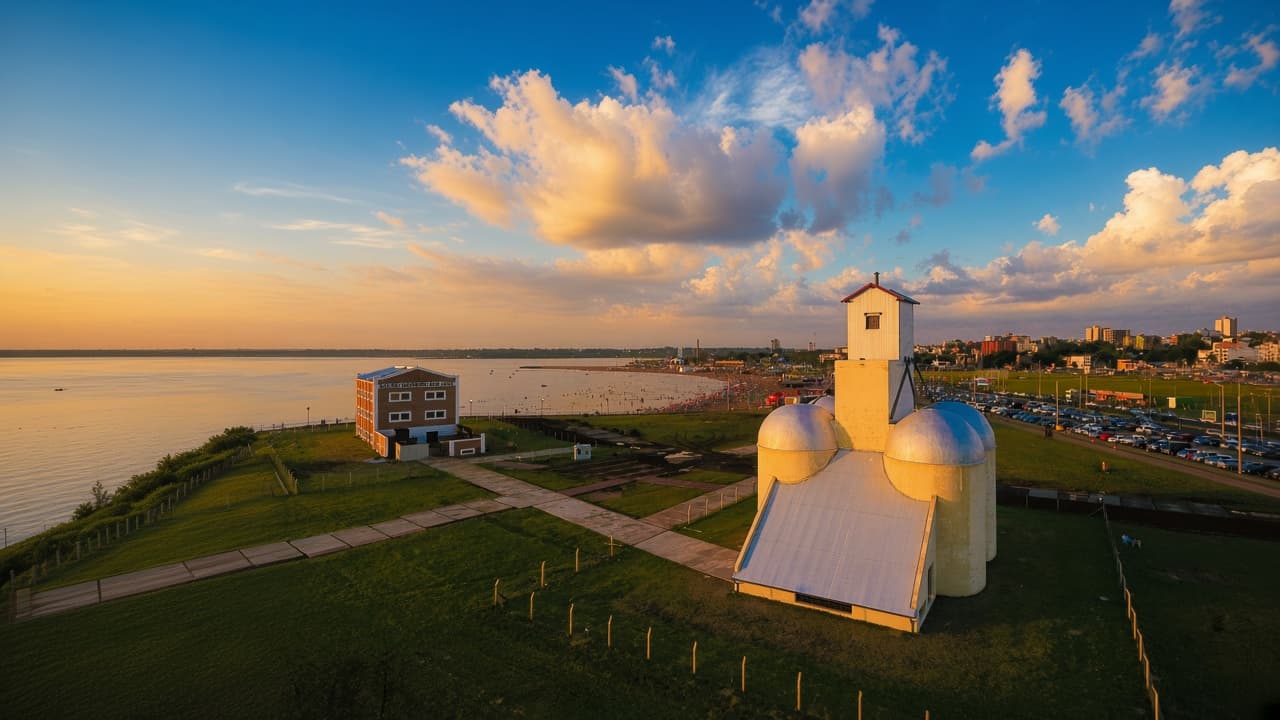 Encarnación ao entardecer, à beira do rio Paraná